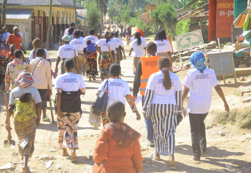 Participantes traversant le centre du village après une session de formation