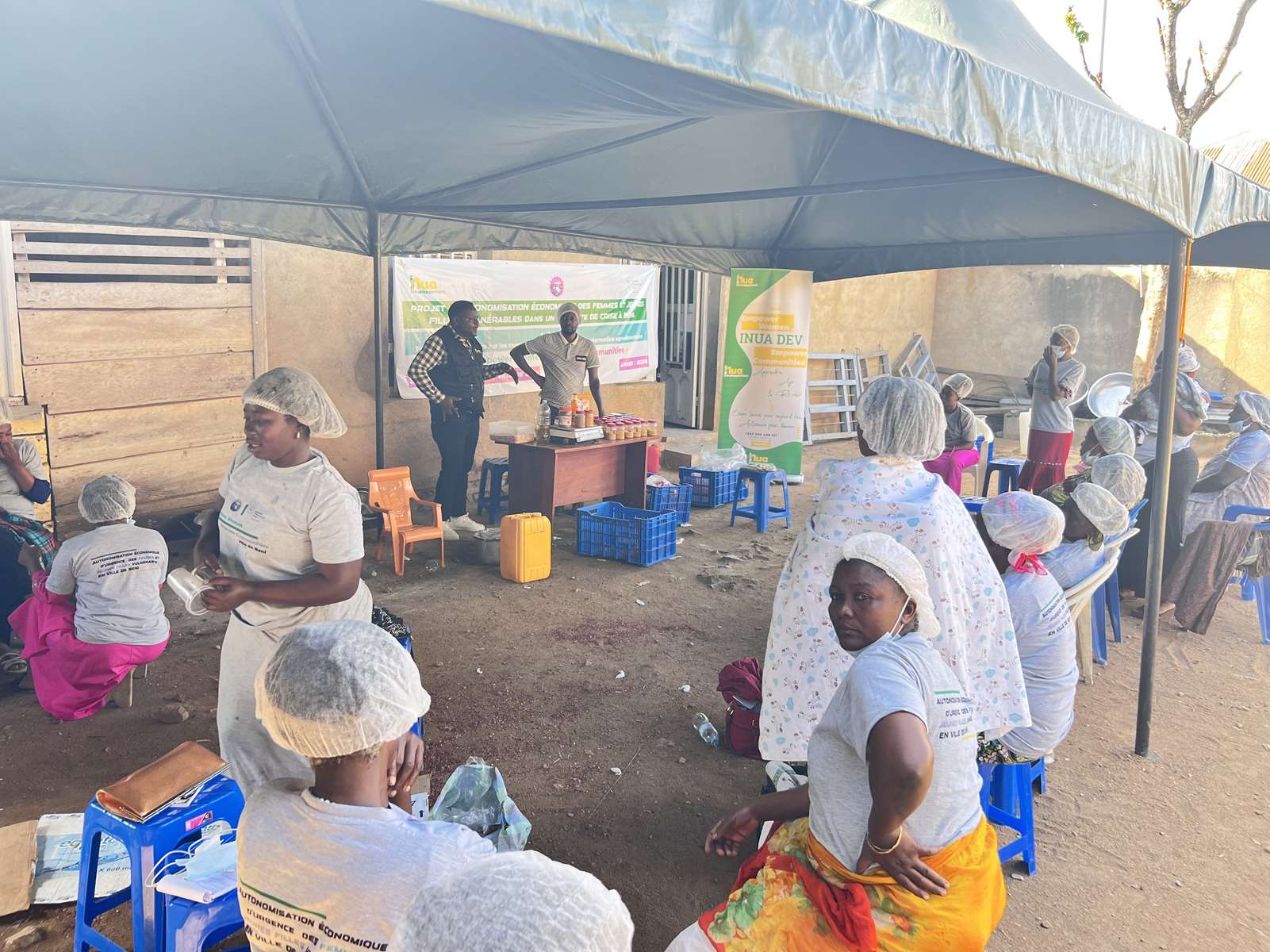 Femmes au travail pendant un atelier de transformation des produits locaux